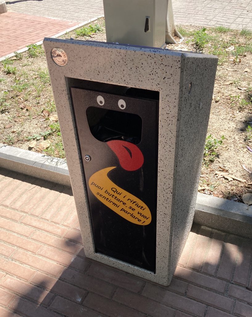 un cestino parlante